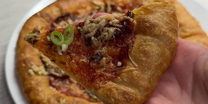 Pizza s plněným okrajem