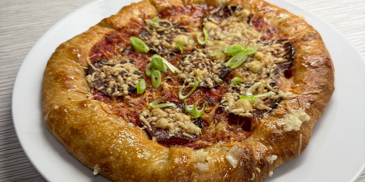 Pizza s plněným okrajem