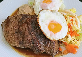 Restovaná vepřová játra, volská oka a zeleninový salát