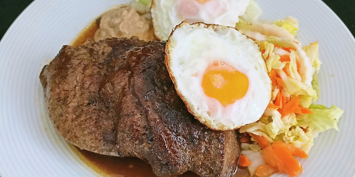 Restovaná vepřová játra, volská oka a zeleninový salát