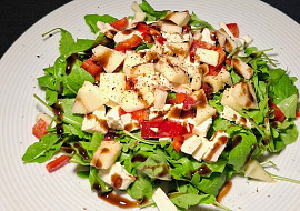 Rukolový salát s balkánským sýrem a jablkem
