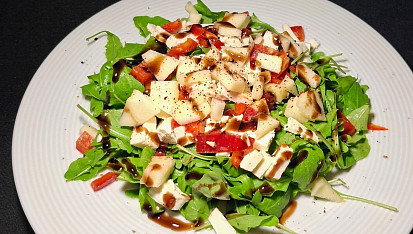 Rukolový salát s balkánským sýrem a jablkem