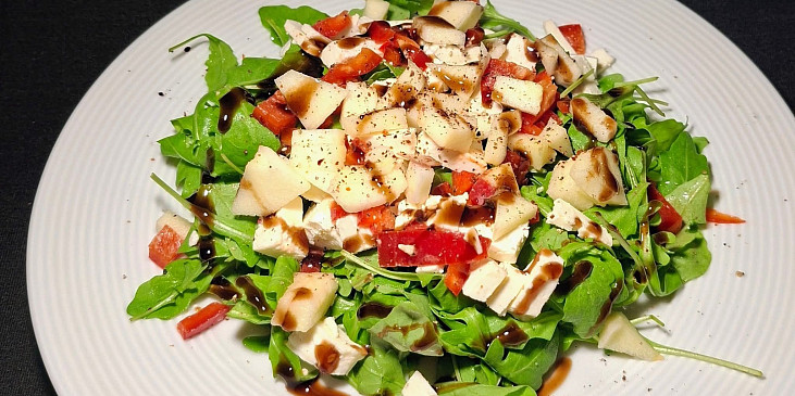 Rukolový salát s balkánským sýrem a jablkem