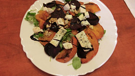 Salát s pečenou dýní a řepou s nivou