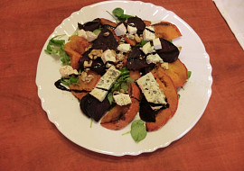 Salát s pečenou dýní a řepou s nivou