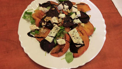 Salát s pečenou dýní a řepou s nivou