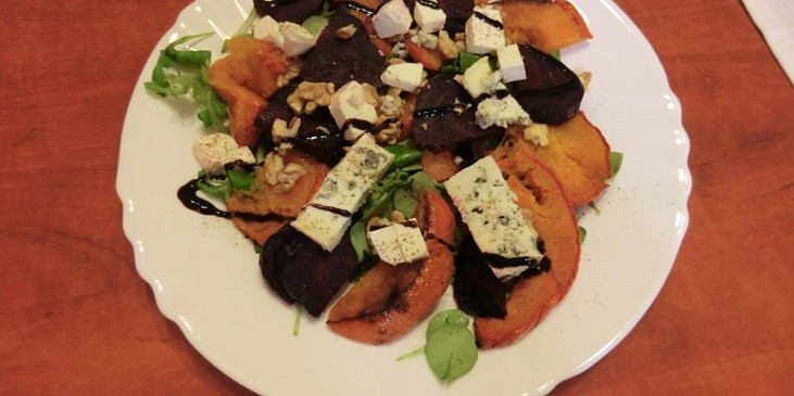 Salát s pečenou dýní a řepou s nivou