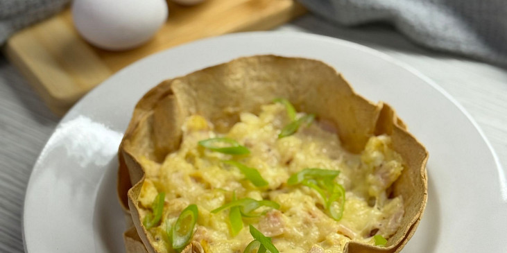 Slaný snídaňový koláč z tortilly