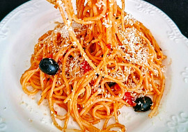 Špagety s olivami a parmazánem