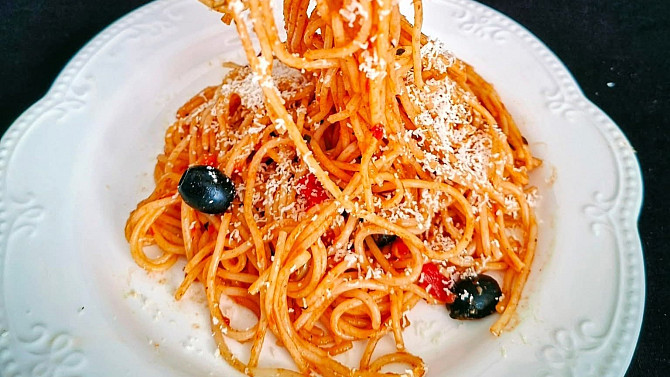Špagety s olivami a parmazánem Špagety s olivami a parmazánem