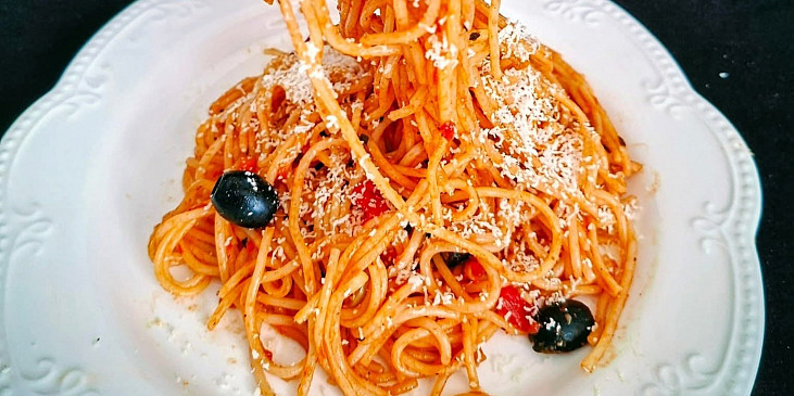 Špagety s olivami a parmazánem