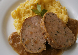 Vepřová sekaná na pečeném česneku a cibulích z pomalého hrnce