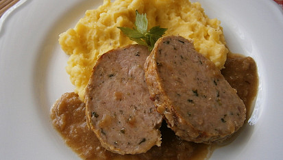 Vepřová sekaná na pečeném česneku a cibulích z pomalého hrnce