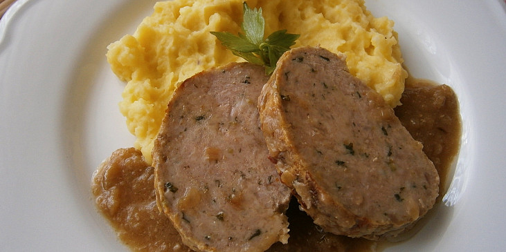 Vepřová sekaná na pečeném česneku a cibulích z pomalého hrnce