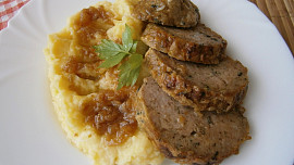 Vepřová sekaná na pečeném česneku a cibulích z pomalého hrnce