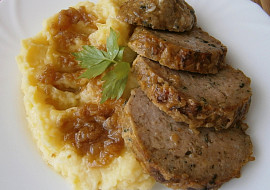 Vepřová sekaná na pečeném česneku a cibulích z pomalého hrnce