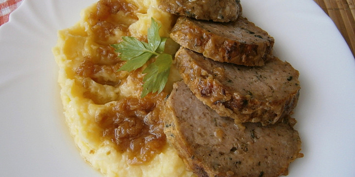 Vepřová sekaná na pečeném česneku a cibulích z pomalého hrnce