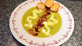 Hráškový krém bez mouky se smetanou a křupavou slaninou