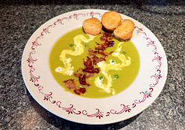 Hráškový krém bez mouky se smetanou a křupavou slaninou