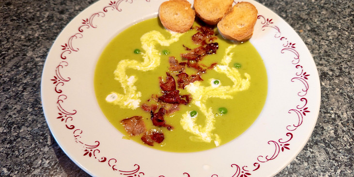 Hráškový krém bez mouky se smetanou a křupavou slaninou