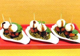 Jednohubky s mini mozzarellou a cherry rajčátky