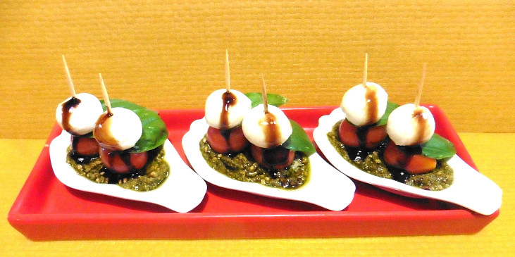 Jednohubky s mini mozzarellou a cherry rajčátky