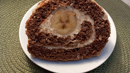 Kakaová roláda s tvarohovým krémem a banánem