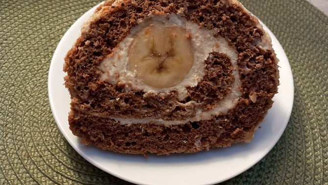 Kakaová roláda s tvarohovým krémem a banánem