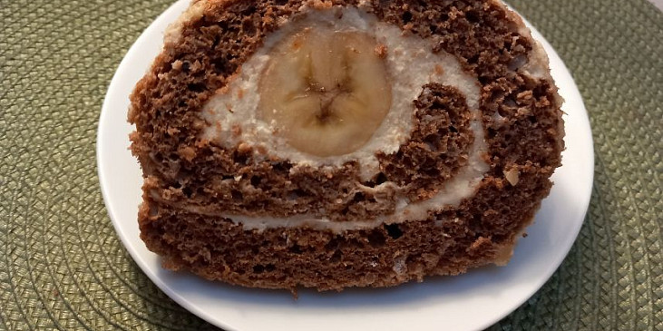 Kakaová roláda s tvarohovým krémem a banánem