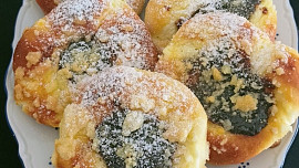 Koláčky s dvojí náplní zadělávané majonézou