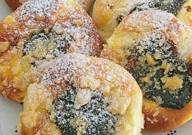 Koláčky s dvojí náplní zadělávané majonézou