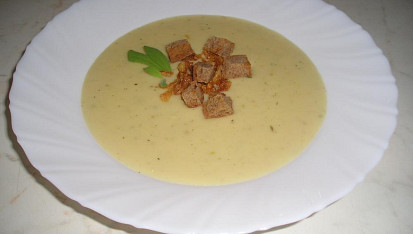 Krémová česneková polévka z pečeného česneku