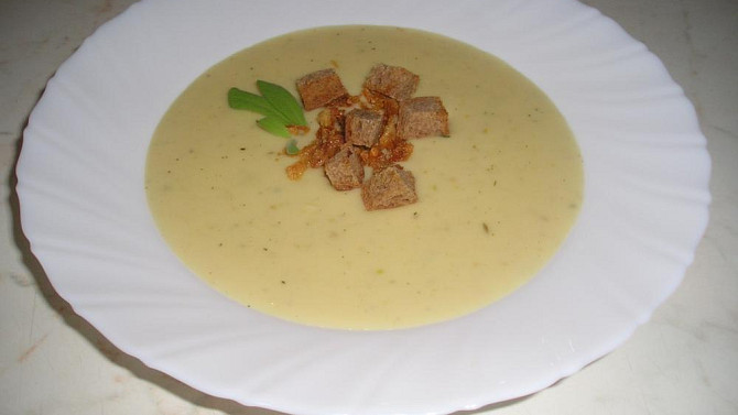Krémová česneková polévka z pečeného česneku