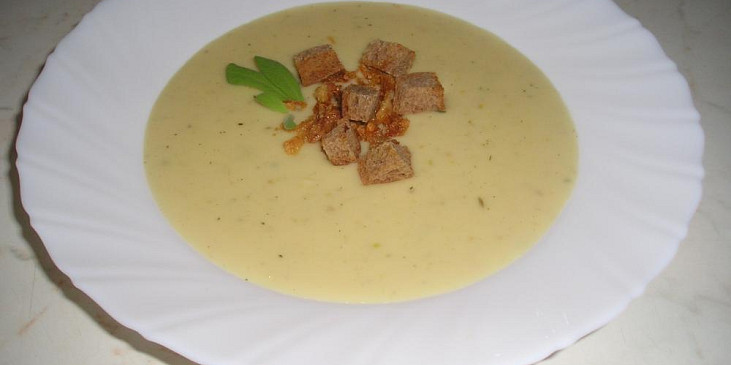 Krémová česneková polévka z pečeného česneku