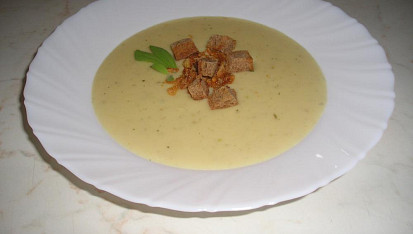 Krémová česneková polévka z pečeného česneku