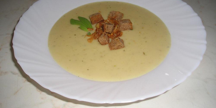 Krémová česneková polévka z pečeného česneku