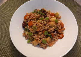 Kroupy se zeleninou a sušenými rajčaty