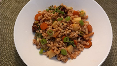 Kroupy se zeleninou a sušenými rajčaty