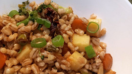 Kroupy se zeleninou a sušenými rajčaty