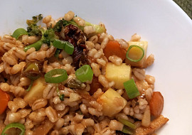 Kroupy se zeleninou a sušenými rajčaty