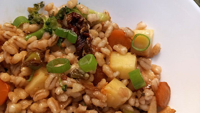 Kroupy se zeleninou a sušenými rajčaty