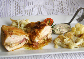 Kuřecí kapsy plněné šunkou a uzeným sýrem, pečený květák a česnekový dip