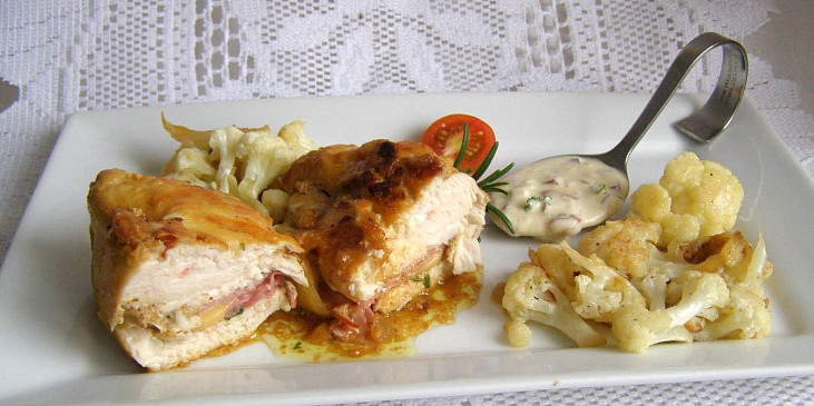 Kuřecí kapsy plněné šunkou a uzeným sýrem, pečený květák a česnekový dip