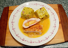 Plněná kuřecí kapsa broskví, šunkou a sýrem a sosík