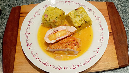 Plněná kuřecí kapsa broskví, šunkou a sýrem a sosík