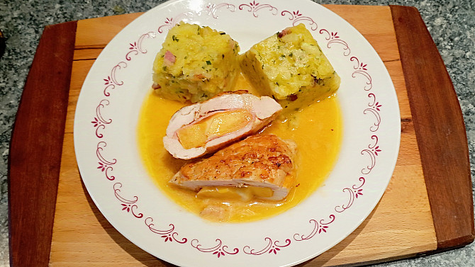 Plněná kuřecí kapsa broskví, šunkou a sýrem a sosík