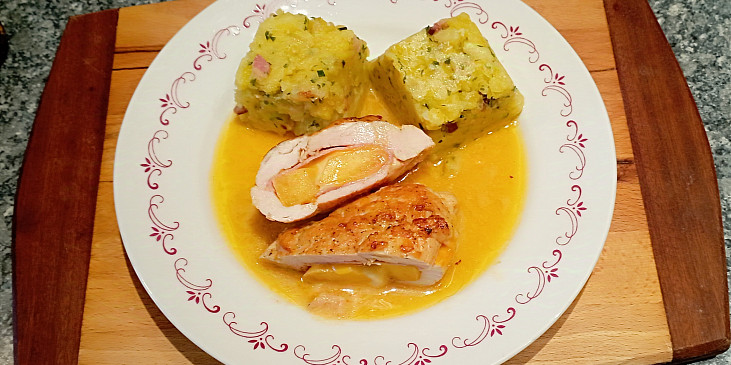 Plněná kuřecí kapsa broskví, šunkou a sýrem a sosík