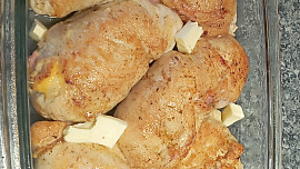 Plněná kuřecí kapsa broskví, šunkou a sýrem a sosík