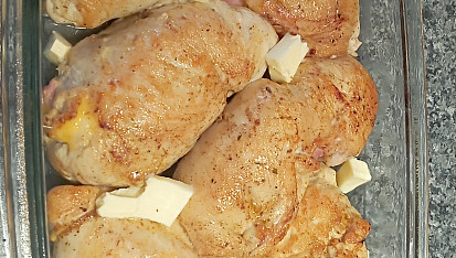 Plněná kuřecí kapsa broskví, šunkou a sýrem a sosík