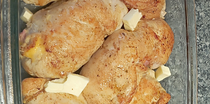 Plněná kuřecí kapsa broskví, šunkou a sýrem a sosík